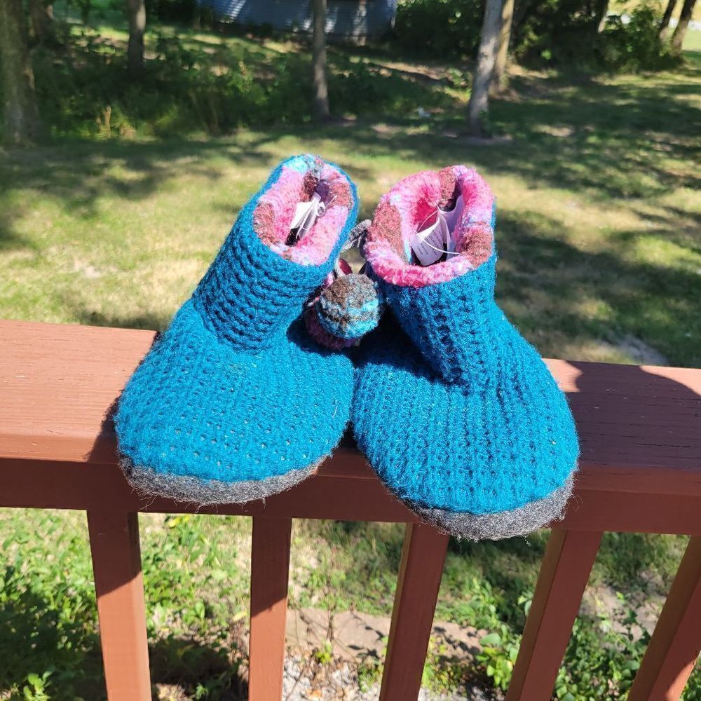 Cuddle Duds Knit Slipper booties with Rubber Non Slip Soles, Sz Medium 7-8